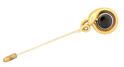 Lot A LARGE VICTORIAN 18CT GOLD AND AGATE SERPENT TIE PIN