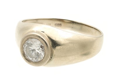 Lot A 15CT WHITE GOLD SOLITAIRE DIAMOND RING