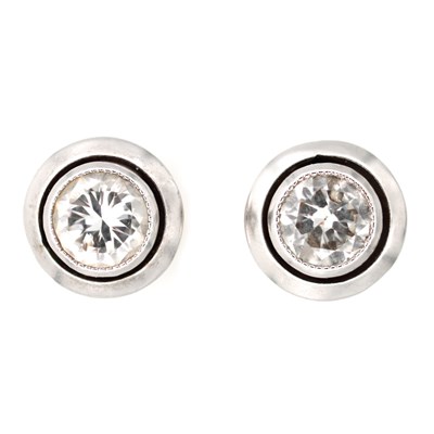 Lot A PAIR OF LADY'S PLATINUM SOLITAIRE DIAMOND EARRINGS