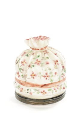 Lot AN 18TH CENTURY FRENCH PORCELAIN PATCH BOX