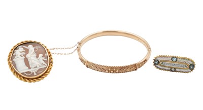 Lot A VICTORIAN 15CT GOLD AND GOLD METAL MOUNTED CAMEO BROOCH, A 9CT GOLD BANGLE, AND A MICROMOSAIC BROOCH