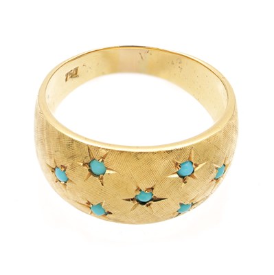 Lot AN 18CT GOLD AND TURQUOISE CABOCHON RING