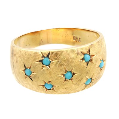 Lot AN 18CT GOLD AND TURQUOISE CABOCHON RING