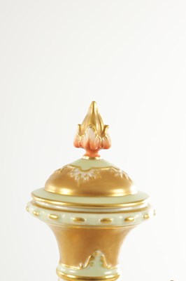 Lot A FINE AND RARE ROYAL WORCESTER PORCELAIN LIDDED CABINET VASE OF LARGE SIZE PAINTED WITH POLAR BEARS BY HARRY DAVIS