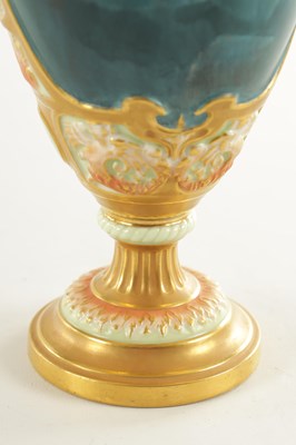 Lot A FINE AND RARE ROYAL WORCESTER PORCELAIN LIDDED CABINET VASE OF LARGE SIZE PAINTED WITH POLAR BEARS BY HARRY DAVIS