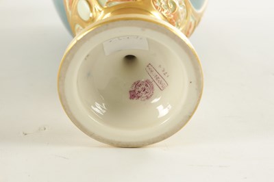 Lot A FINE AND RARE ROYAL WORCESTER PORCELAIN LIDDED CABINET VASE OF LARGE SIZE PAINTED WITH POLAR BEARS BY HARRY DAVIS