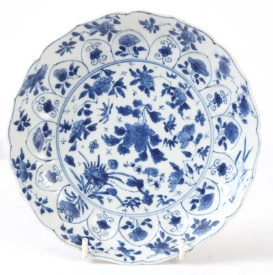 Lot 70 - AN EARLY CHINESE KANGXI PERIOD BLUE AND WHITE...