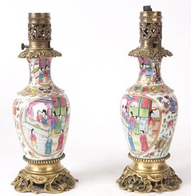 Lot 79 - A PAIR OF EARLY 20TH CENTURY FAMILLE ROSE...