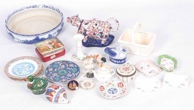 Lot 475 - A MIXED LOT OF POTTERY AND PORCELAIN,...