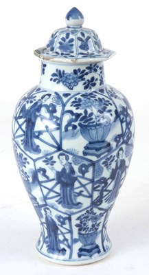 Lot 545 - A 19th CENTURY CHINESE BLUE AND WHITE LIDDED...