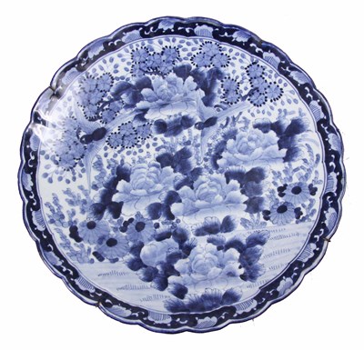 Lot 549 - A LARGE 19th CENTURY BLUE AND WHITE CHINESE...