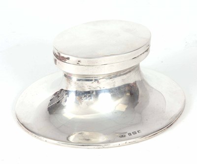 Lot 565 - AN EARLY 20TH CENTURY OVAL SILVER INKWELL with...