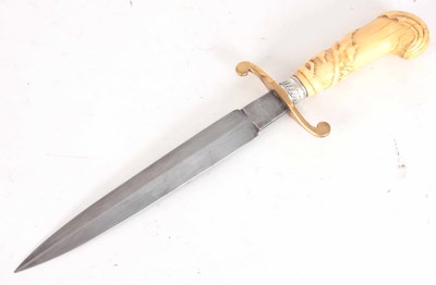 Lot 613 - AN 'OLD JUDGE' HUNTERS BOWIE KNIFE WITH CARVED...