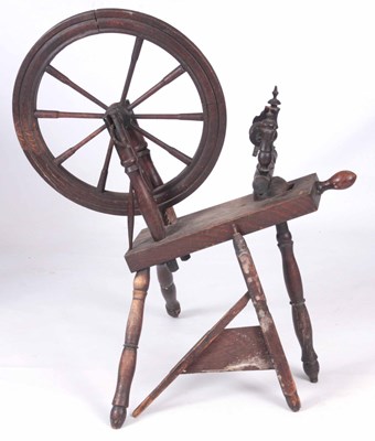 Lot 824 - A 19th CENTURY OAK SPINNING WHEEL 90cm high