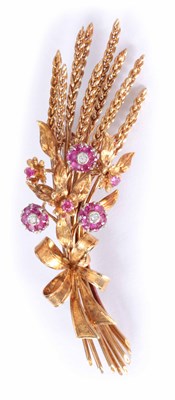 Lot 285 - AN 18ct YELLOW GOLD RUBY AND DIAMOND SET...