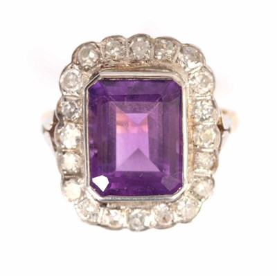 Lot 297 - A LADIES 18CT YELLOW GOLD AMETHYST AND DIAMOND...