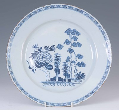 Lot 33 - AN 18TH CENTURY ENGLISH DELFT CHARGER...