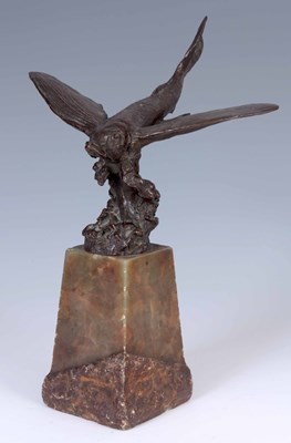 Lot 541 - AN EARLY 20th CENTURY PATINATED BRONZE...