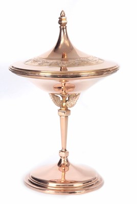 Lot 557 - A FINE MID 19TH CENTURY 9CT GOLD LIDDED CUP...