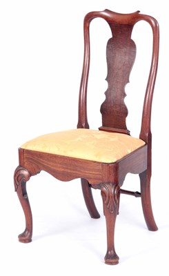 Lot 921 - AN UNUSUAL EARLY GEORGIAN WALNUT SIDE CHAIR...