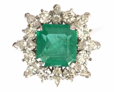 Lot 290 - A LARGE LADIES 18CT WHITE GOLD EMERALD AND...