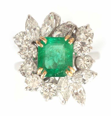 Lot 293 - A LADIES 18CT WHITE GOLD EMERALD AND DIAMOND...