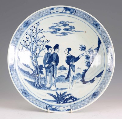 Lot 52 - A 19TH CENTURY BLUE AND WHITE CHINESE CHARGER...