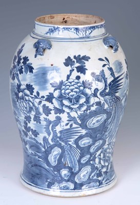 Lot 75 - A LARGE 18TH/19TH CENTURY CHINESE BLUE AND...