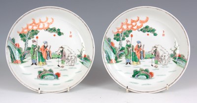 Lot 111 - A PAIR OF 19TH CENTURY CHINESE PORCELAIN...