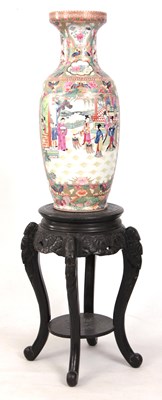 Lot 125 - A 20th CENTURY CHINESE FAMILLE ROSE CANTON...