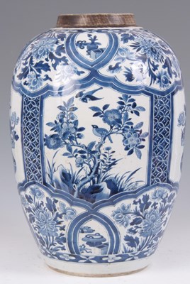 Lot 131 - A LARGE CHINESE KANSHI PERIOD BLUE AND WHITE...