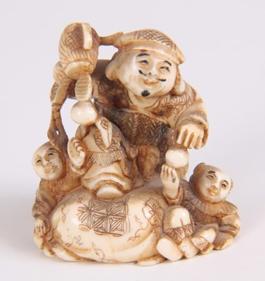 Lot 190 - A FINE MEIJI PERIOD JAPANESE IVORY NETSUKE...