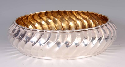 Lot 223 - A LARGE STYLISH SILVER BOWL with a continuous...