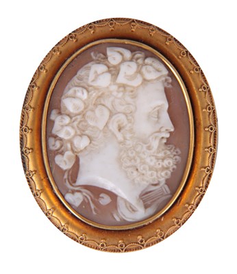 Lot 241 - A 19th CENTURY CAMEO BROOCH depicting a...