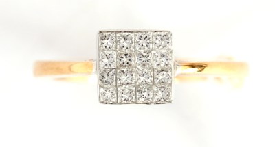 Lot 245 - AN 18K YELLOW GOLD DIAMOND RING having sixteen...