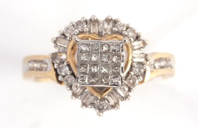 Lot 257 - A 14K YELLOW GOLD DIAMOND RING having a...