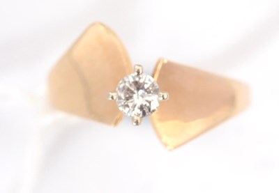 Lot 258 - A STYLISH 14K YELLOW GOLD DIAMOND SOLITAIRE...