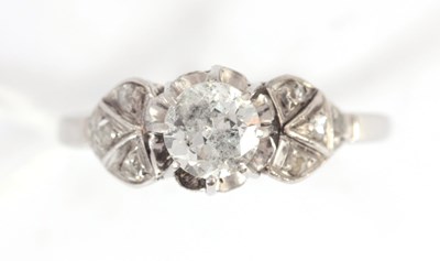 Lot 259 - AN ART DECO PLATINUM DIAMOND SOLITAIRE RING...