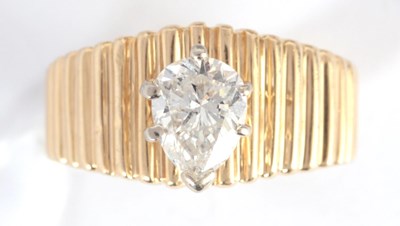 Lot 275 - A STYLISH 14K YELLOW GOLD SOLITAIRE DIAMOND...