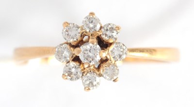 Lot 279 - AN 18K GOLD DIAMOND CLUSTER RING formed ss a...