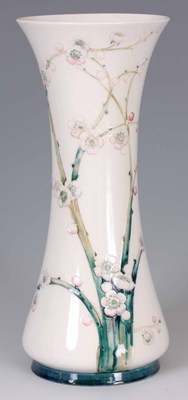 Lot 35 - A LARGE EARLY 20th CENTURY MOORCROFT MACINTYRE...