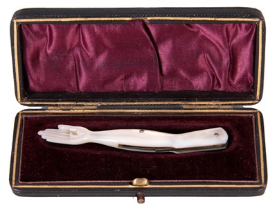 Lot 357 - AN EARLY 20TH CENTURY MOTHER OF PEARL HAND...