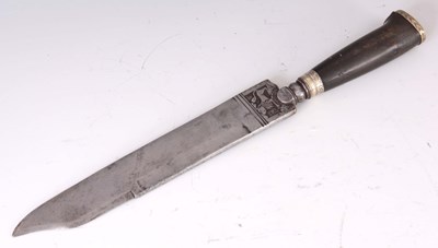 Lot 370 - A LARGE HORN HANDLED BOWIE KNIFE with wheatear...