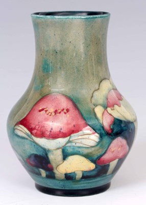 Lot 42 - AN EARLY 20th CENTURY WILLIAM MOORCROFT...