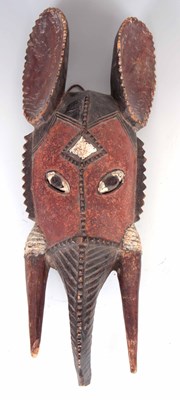 Lot 431 - AN ANTIQUE AFRICAN CARVED WOODEN TRIBAL...