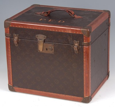 Lot 459 - AN EARLY 20TH CENTURY LOUIS VUITTON HAT BOX...