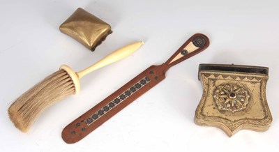 Lot 490 - A SELECTION OF FOUR ITEMS INCLUDING AN IVORY...