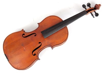 Lot 572 - A GOOD QUALITY ANTIQUE VIOLIN with two-piece...