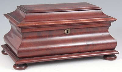 Lot 601 - AN EARLY 19TH CENTURY FIGURED MAHOGANY...