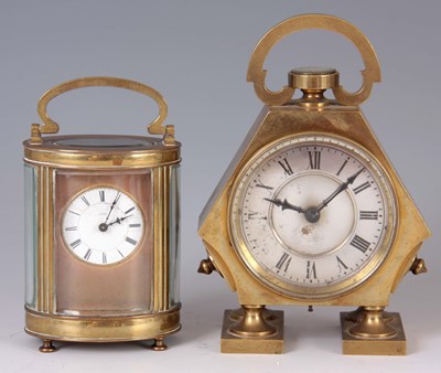 Lot 724 - AN EDWARDIAN BRASS DESK CLOCK WITH COMPASS...